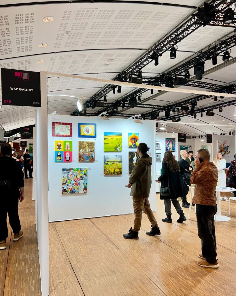 Exhibition hall at ART SHOPPING, Carrousel du Louvre, Paris, October 2024